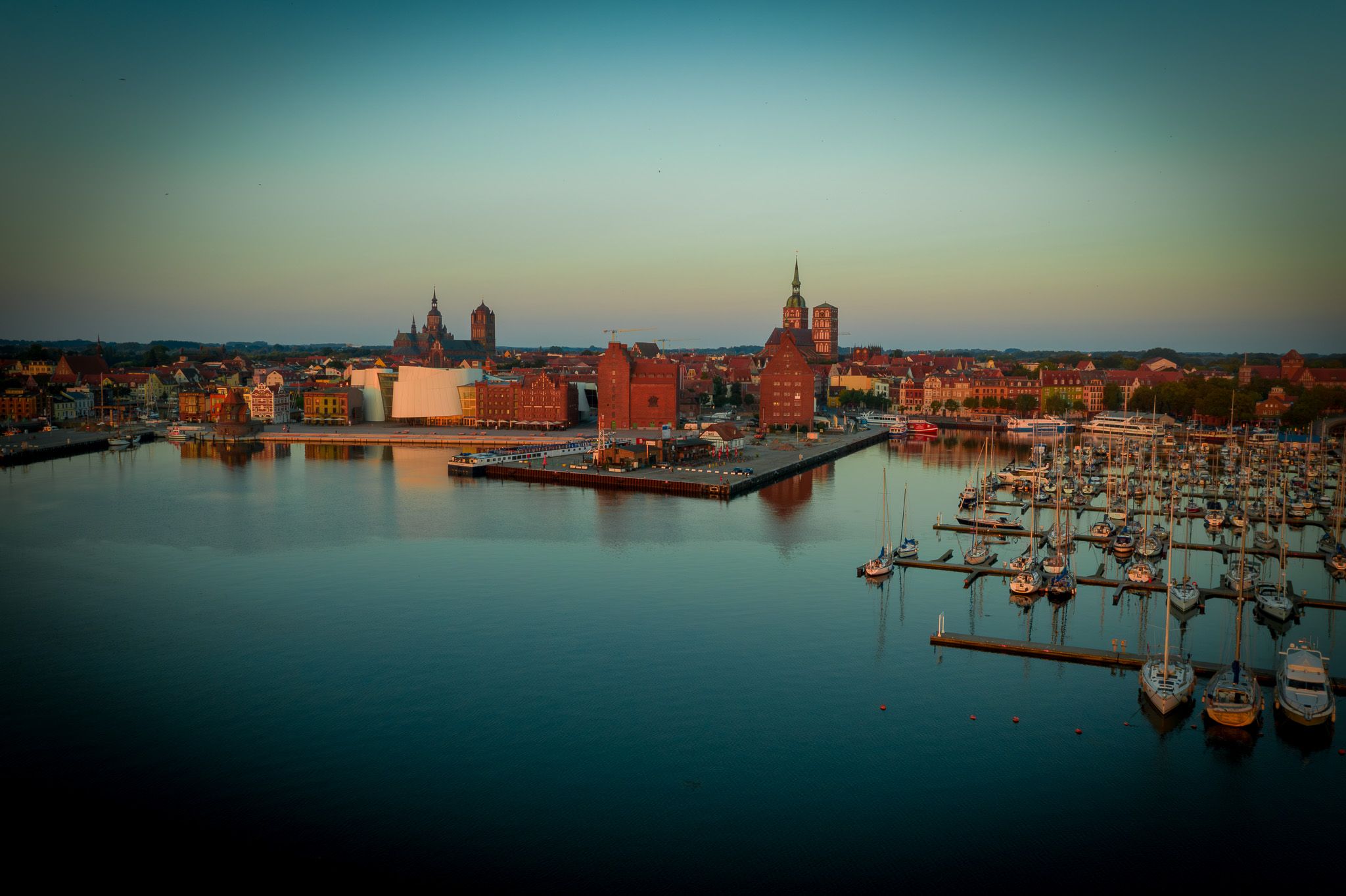 Blick auf die Stralsunder Hafeninsel und den Yachthafen zu Sonnenaufgang. Fertige Bildbearbeitung